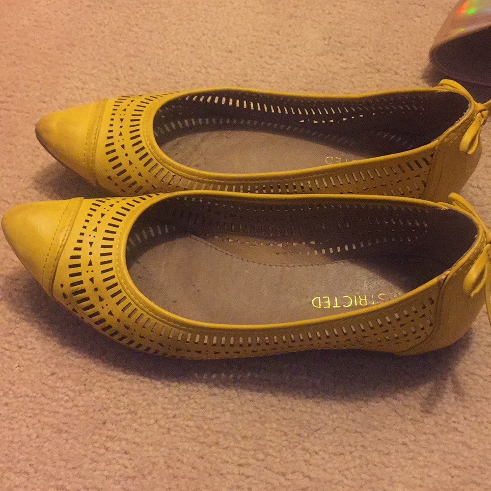 Adorable mustard flats